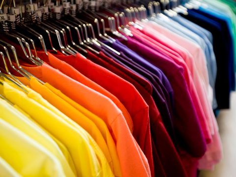photo de plusieurs t-shirts de différentes couleurs