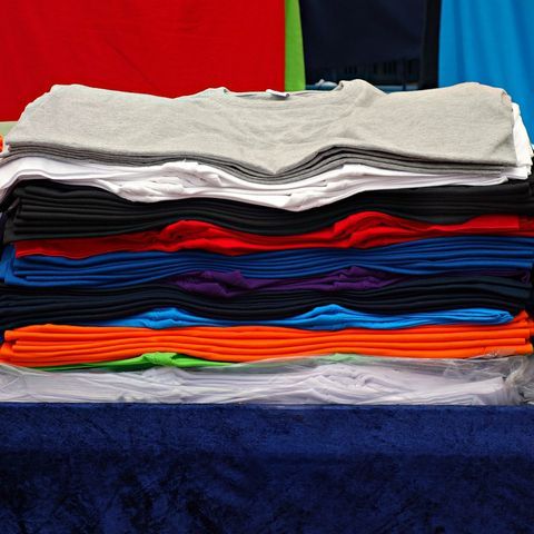 plusieurs t-shirts avec différentes couleurs